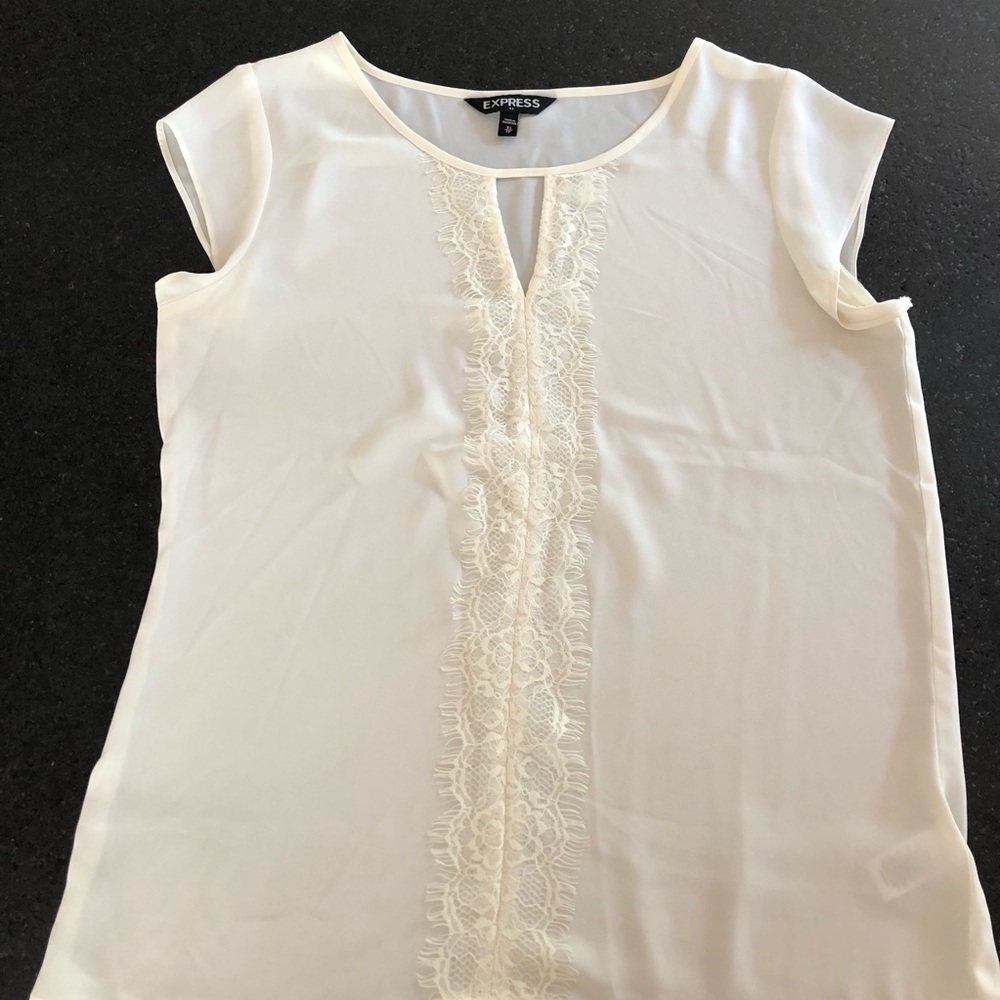 Express sheer top with pretty lace accent 🌼